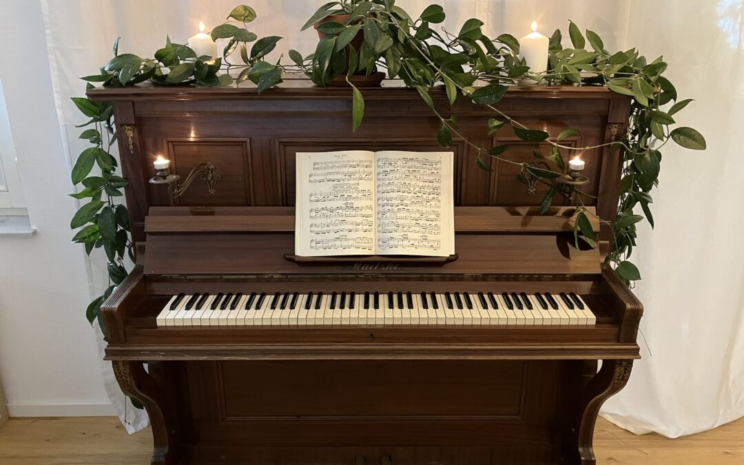 Musikalisches Willkommenheißen des „neuen“ (über hundertjährigen) Dorfhaus-Klavieres.